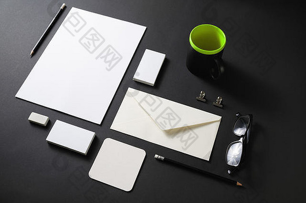 空白企业文具集黑色的纸背景品牌模拟