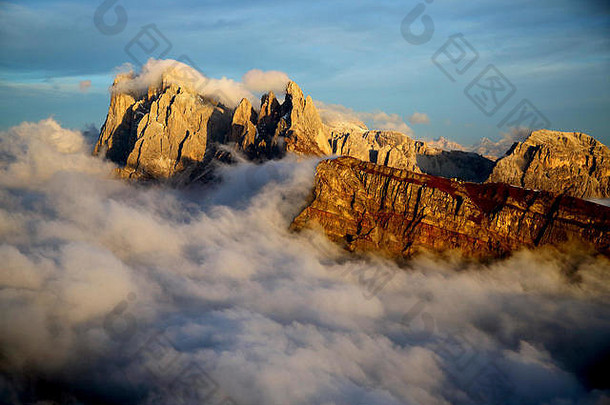 空中拍摄seceda奥德尔包围云日落白云石山脉秋天富内斯特伦蒂诺高阿迪杰南提洛尔意大利欧洲