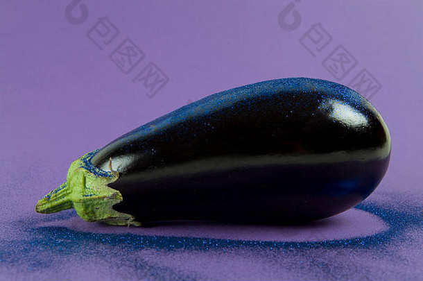 流行最小的生活摄影闪亮的茄子蓝色的薄片紫色的背景梯度颜色音调音调