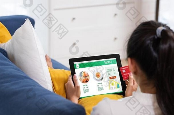 亚洲女人订单食物在线信贷卡平板电脑坐着沙发首页数字生活方式技术