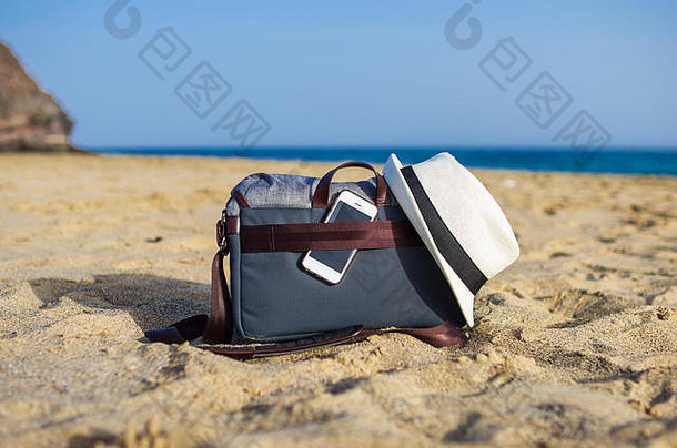 肩膀袋智能手机白色他沙子海滩海背景