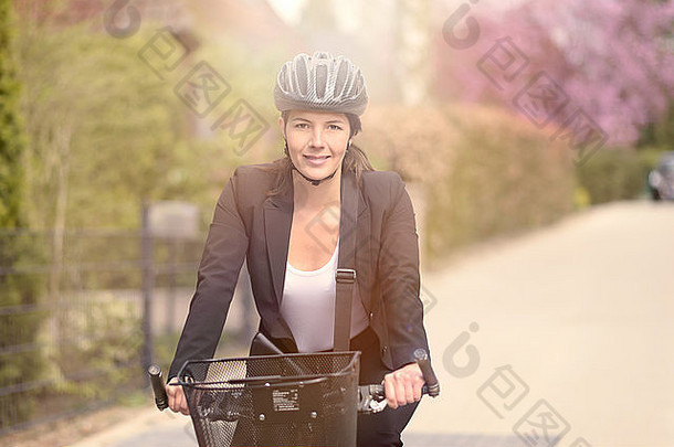 快乐年轻的女商人骑自行车街头齿轮办公室相机