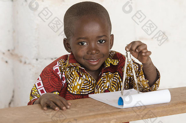 男孩科学可爱的非洲男孩指南针几何类