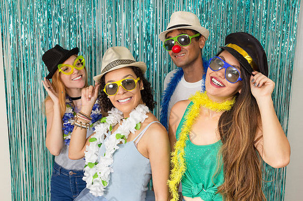 多少数民族集团巴西朋友盛装的狂欢者快乐庆祝狂欢节庆祝活动穿sunglasse