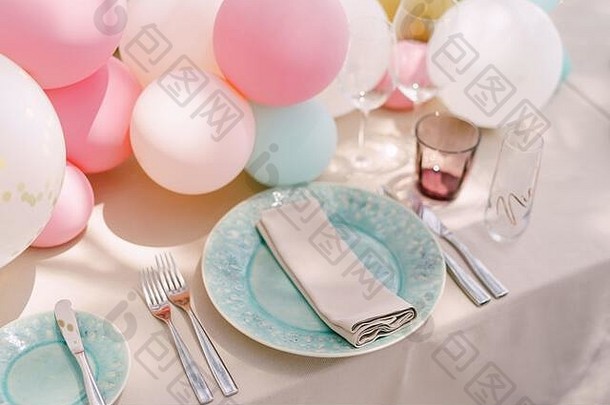 婚礼晚餐表格接待蓝色的盘子模式餐巾奶油桌布气球表格服务表格