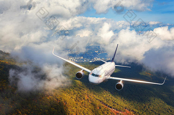 空中视图飞机飞机飞行云山森林日落景观乘客飞机多云的天空树通过