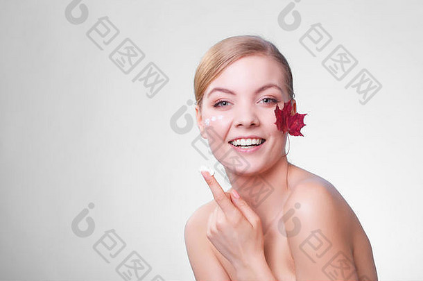 护肤品习惯脸年轻的女人叶象征<strong>红色</strong>的毛细皮肤灰色的女孩采取护理干肤色应用保湿