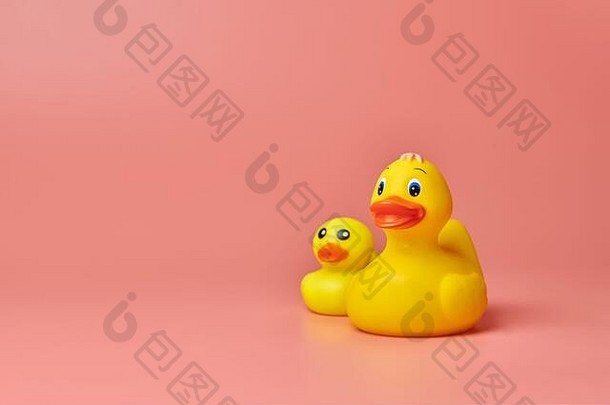 黄色的橡胶鸭子玩具复制空间可爱的有趣的浴玩具最小的童心未泯的成人概念粉红色的背景