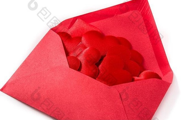 红色的纸信封心内部孤立的白色背景情人节一天概念
