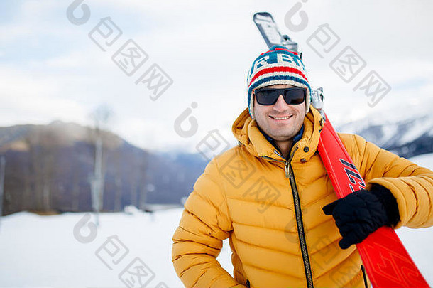 图片运动男人。山滑雪板
