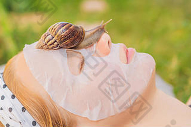年轻的女人使脸面具蜗牛粘液蜗牛爬行脸面具横幅长格式