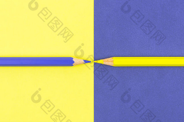 黄色的紫罗兰色的彩色<strong>铅笔</strong>纸摘要对比概念上的图像