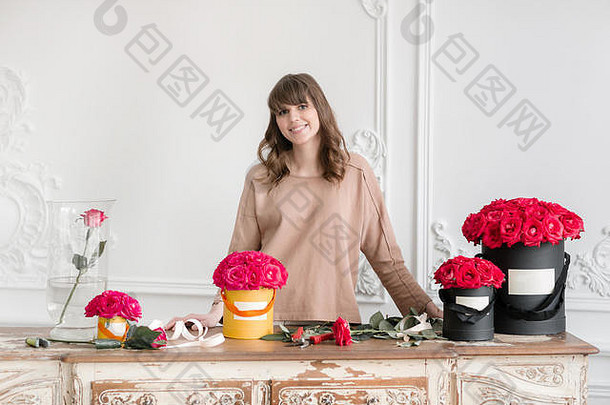 年轻的女人花店安排植物花商店人业务出售花卉栽培技术概念花束红色的玫瑰