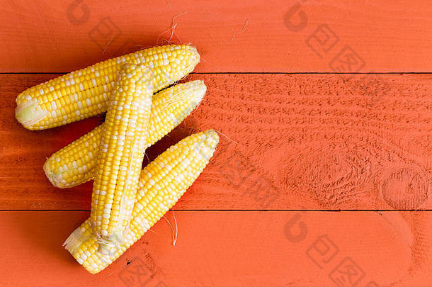 新鲜的健康的有机甜蜜的玉米结实的矮橙色染色木表格复制空间显示农场市场