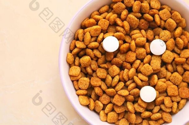 猫食物药片碗地板上维生素猫猫治疗