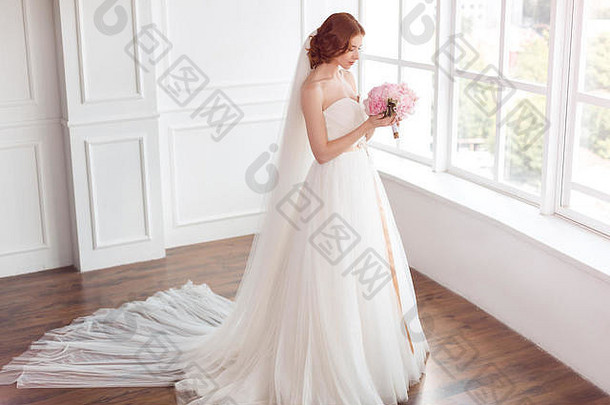 新娘白色婚礼衣服长面纱花束花