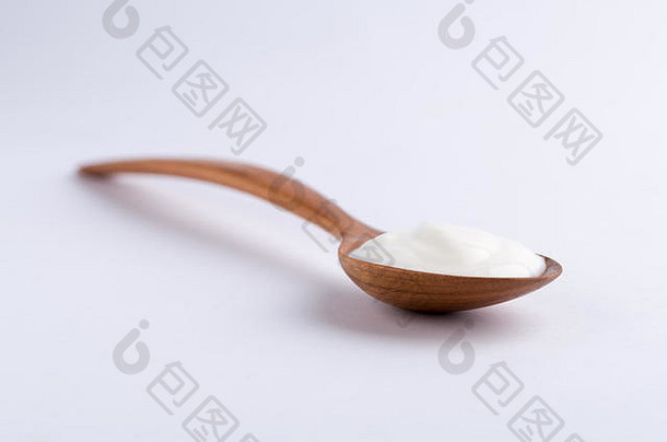 木勺子完整的白色酸奶白色背景