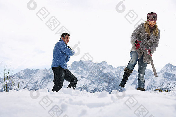 夫妇玩雪山低角视图