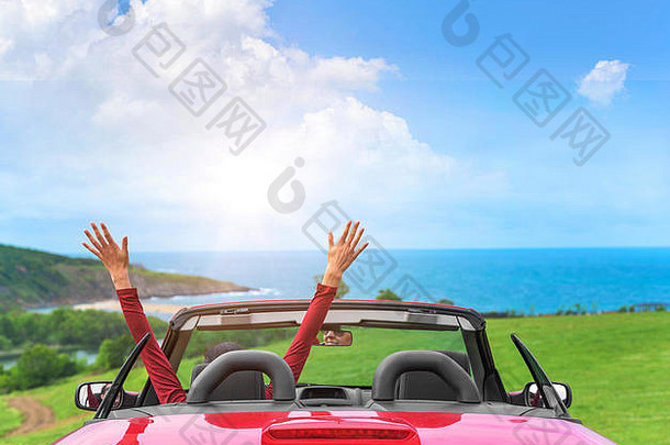 女孩红色的可转换车背景海景