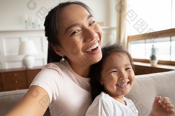 自画像图片微笑亚洲妈妈女儿