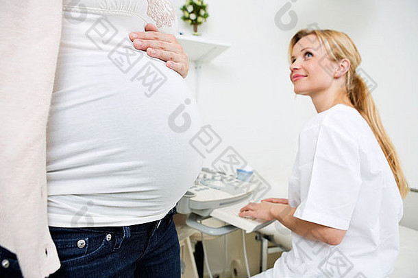 怀孕了女人医生准备超声波扫描