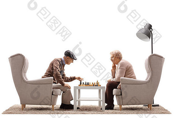 上了年纪的男人。上了年纪的女人坐着扶手椅玩游戏国际象棋孤立的白色背景
