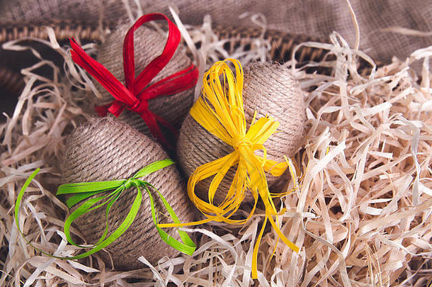 复活节鸡蛋包装羊毛字符串棕色（的）篮子乡村木背景麻布快乐复活节