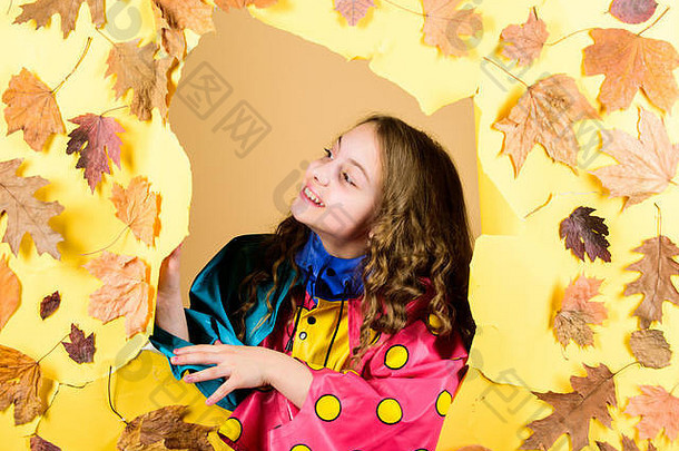 孩子积极的情绪季节预测孩子秋天叶子女孩时尚的雨衣女孩雨保护秋天时尚秋天美快乐童年秋天时尚