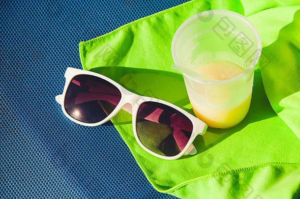 太阳镜塑料玻璃汁站绿色毛巾蓝色的太阳懒人夏天海滩度假胜地假期主题