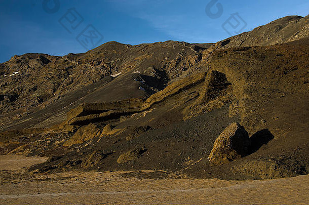 喷气孔字段冰岛覆盖黄色的硫磺沸腾泥陨石坑冬天天空