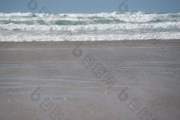 灰色湿沙子海洋波背景