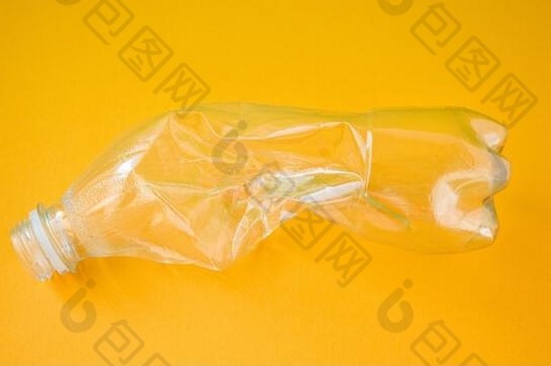 利用空压扁水瓶孤立的黄色的背景回收概念