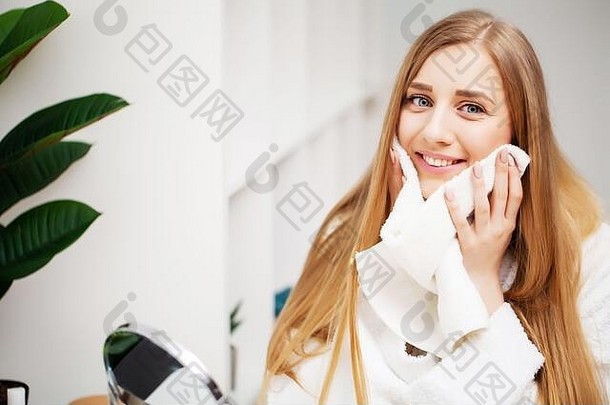 洗脸肖像女人清洁皮肤毛巾