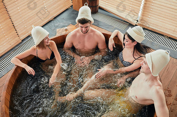 爱的夫妇享受热木惠而浦温暖的水现代澡堂奢侈品酒店视图