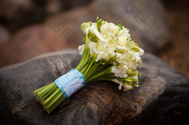 白色婚礼花束蓝色的丝带