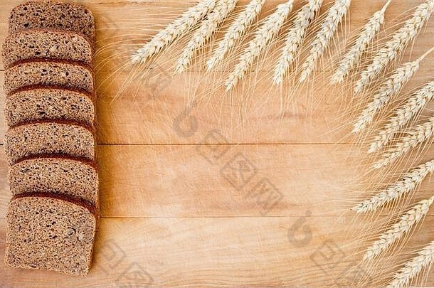 乡村面包小麦古董趴一样木表格木背景免费的文本空间
