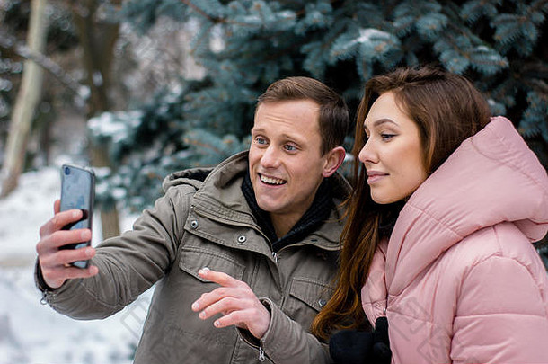 快乐夫妇采取图片智能手机冬天背景