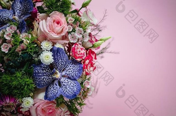 时尚的时尚的精致的花束各种春天花玫瑰兰花轮盒子粉红色的背景复制空间