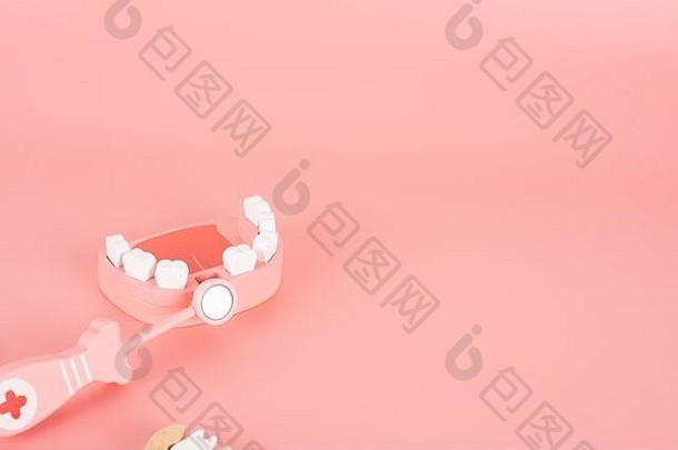 木玩具集平铺设粉红色的背景概念牙科龋齿上了年纪的心疾病高血压力糖尿病通过
