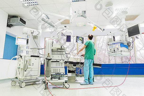 医生操作外科手术房间现代医院