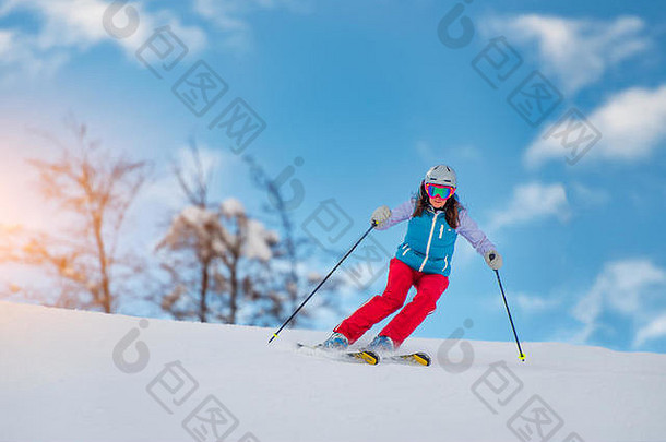 女人女孩女滑雪滑雪下坡阳光明媚的一天