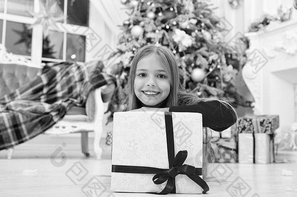 快乐一年冬天天快乐明亮的圣诞节树礼物圣诞节在线购物家庭假期早....圣诞节女孩孩子享受假期