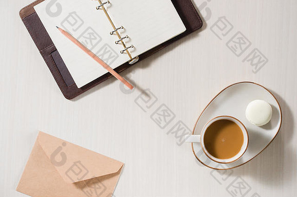 清洁笔记本杯咖啡色彩斑斓的macaron灰色的桌子上前视图舒适的早....早餐时尚平躺甜蜜的蛋白杏仁饼