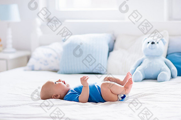 可爱的婴儿男孩白色阳光明媚的卧室新生儿孩子放松床上托儿所年轻的孩子们纺织床上用品孩子