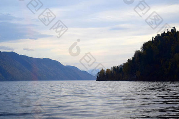 东岩石海岸湖teletskoye悬崖覆盖美丽的<strong>森林图片</strong>秋天一天自然光