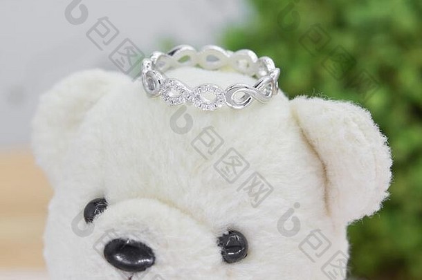 美丽的∞形状银环装饰钻石显示玩具熊