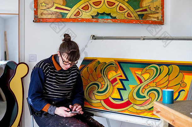女人艺术家工作坐着画进步画表格车间检查移动电话