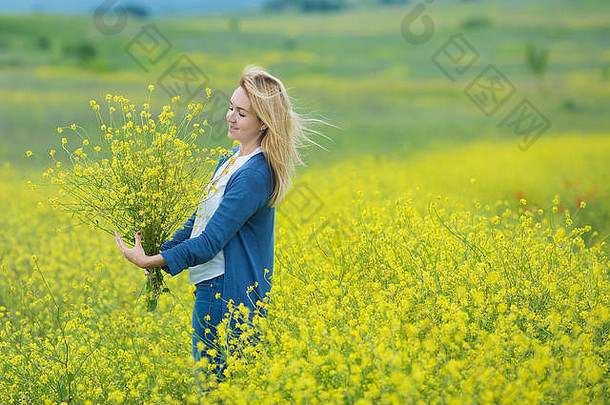 真正的可爱的夫人女人草地黄色的花嗅探花花束有吸引力的美丽的年轻的女孩享受温暖的夏天太阳宽