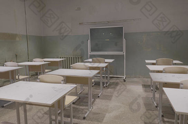 空教室木桌子白色绿色粉笔董事会学校空教室被遗弃的学校教室学校桌子黑板上