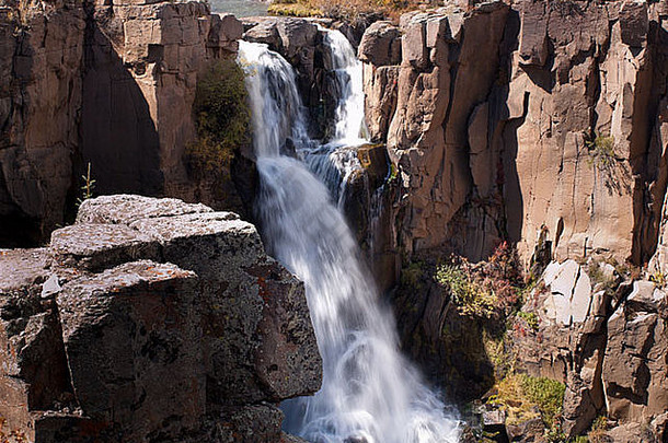 秋天北清晰的溪水瀑布科罗拉多州